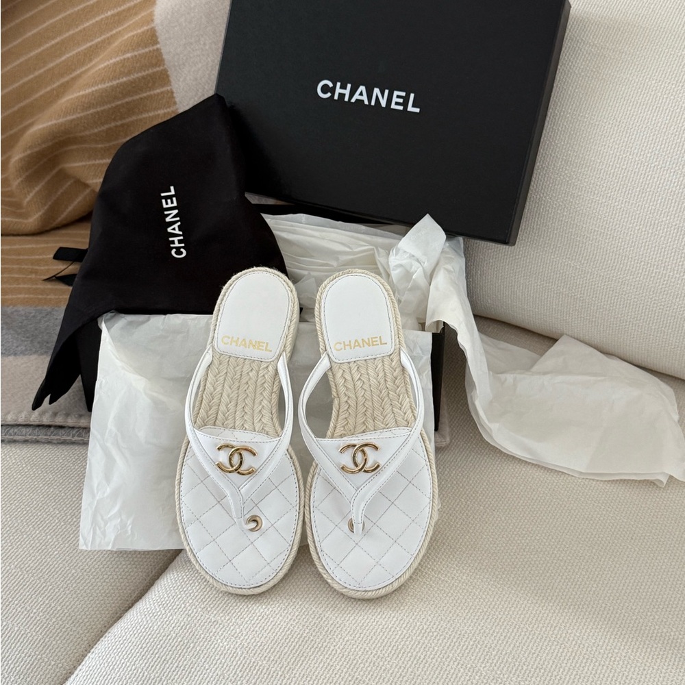 Chanel
2025 Interlocking CC Logo Flip Flops
Women's Size 7US / 37EU